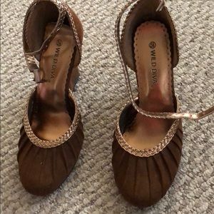 Wild Diva cocoa brown wedge